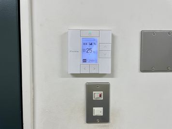 【室内にこのお部屋専用の空調スイッチ・電気スイッチがあるので、お好きな室温に調整していただけます】 - 【閉店】TIME SHARING 渋谷宇田川 ブースEの室内の写真