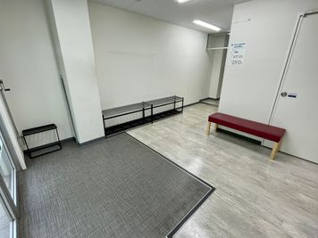 【1階エントランス/傘立ては全部屋共通です。紛失を避けたい場合はご予約されたお部屋までお持ちください】 - 【閉店】TIME SHARING 渋谷宇田川 ブースEの外観の写真