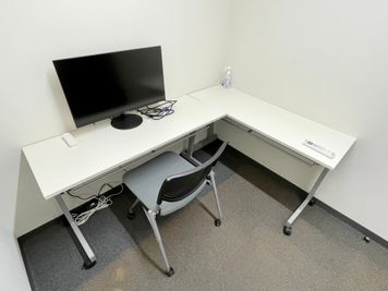【机が２台あるので、PCや資料を広げやすい♪】 - 【閉店】TIME SHARING 渋谷宇田川 ブースFの室内の写真