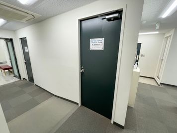 【「TIME SHARING 渋谷宇田川ブースF」と書かれたドアが会議室入口です】 - 【閉店】TIME SHARING 渋谷宇田川 ブースFの外観の写真
