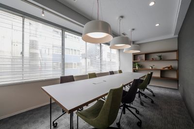 チェア8脚／コンセント充実／自然光が入る室内 - S-TOKYO 完全個室（～8名）飲食可の会議室の室内の写真