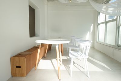 丸テーブル３台、椅子３脚、壁際には伸縮するベンチを設置 - ギャラリー&スタジオnolla 銀座・築地の室内の写真