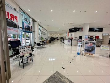 広くて綺麗な1階ショールームです。 - 京都トヨタ伏見店の入口の写真