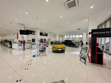 広くて綺麗な1階ショールームです。 - 京都トヨタ伏見店の入口の写真