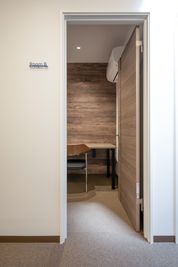 RoomAからDまで4つの部屋があります。必ずご自身が予約したお部屋をご確認いただき入室してください。 - OTEMAE space 個室【RoomD】（コワーキングスペース内）の室内の写真