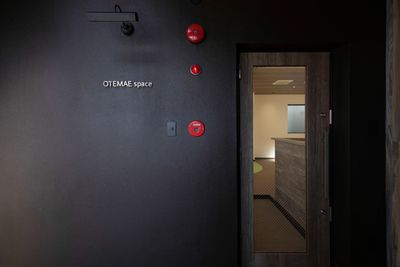 ビルのエレベーターで6階までお上がりください。エレベーター降りてすぐ右手のガラス扉から入室してください。 - OTEMAE space 個室【RoomD】（コワーキングスペース内）の入口の写真
