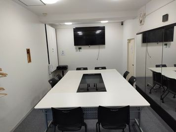 会議や研修等　様々な配置可。
パターン２ - トラストワンビル22 コスモスサービスレンタルスペースの室内の写真