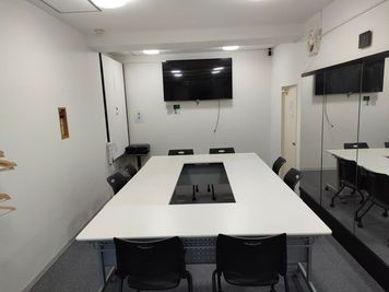 会議や研修等　様々な配置可。
パターン２ - トラストワンビル22 コスモスレンタルスペースの室内の写真