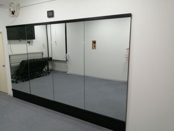 大型全身鏡設置。ダンスやヨガ等　様々な場面でご利用ください。 - トラストワンビル22 コスモスサービスレンタルスペースの室内の写真