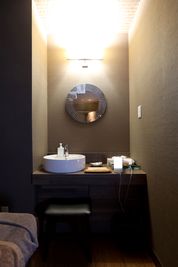 個室内に洗面台があります。 - minoriba_SANATIOホテルサンルートプラザ新宿店 レンタルサロンの設備の写真