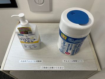 衛生面を考慮し、除菌シートと手指用消毒液を準備しています。ご自由にお使いください。 - 【FO HAKATA】博多駅から徒歩7分　ビジネス・イベント FO HAKATA 3F レンタル会議室　博多駅徒歩7分の好立地の設備の写真