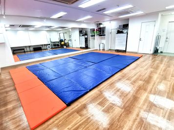 ウレタンマット　キッズ体操、整体・介護セミナーなどに - スタジオ２１ アクセスのよい多目的レッスンスタジオ／会議室の設備の写真