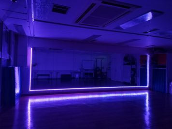 LEDライト照明/暗闇レッスン - スタジオ２１ アクセスのよい多目的レッスンスタジオ／会議室の設備の写真