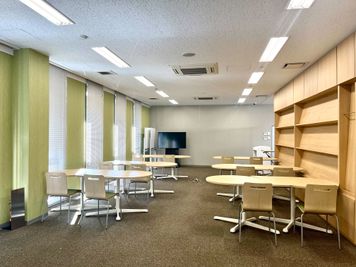 テーブル12台、椅子30脚、ホワイトボードが常設されているナレッジルーム - CLiP HIROSHIMA（クリップ広島） ナレッジルームの室内の写真