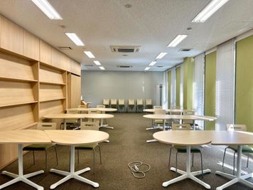 会議での発表や講演会、会社説明会など実施可能！ - CLiP HIROSHIMA（クリップ広島） ナレッジルームの室内の写真