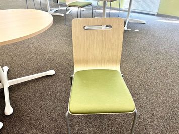 緑色のクッション性の椅子は長時間座っても疲れません！ - CLiP HIROSHIMA（クリップ広島） ナレッジルームの設備の写真