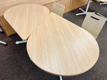 ティアドロップ型のテーブルは最大4名座ることができます。 - CLiP HIROSHIMA（クリップ広島） ナレッジルームの設備の写真