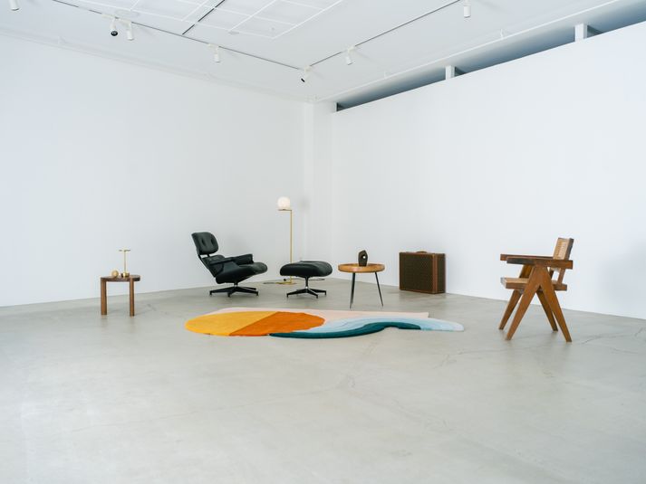 白を基調としたシンプルで広々とした全体空間。デザイナーズヴィンテージ家具（全てオリジナル）を有償リースしています。名古屋で本物の家具をリース出来ます。 - Terminal 964  Studio & Galleryの室内の写真