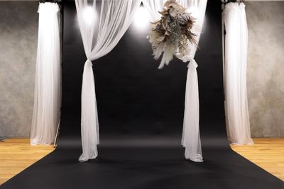 天井に3列のポールがありますので、カーテンをかけたり、前ボケを作り出すことができます。
※オプションはレースカーテンのみ。
※バックペーパーと同時利用可能。 - フォトスタジオ MASHPOT フォトスタジオ MASHPOT（マッシュポット）の室内の写真