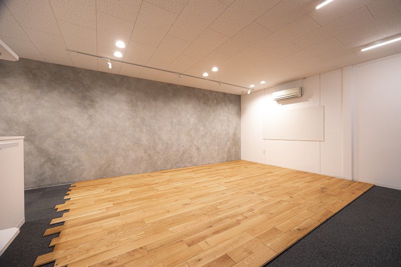 メインとなる壁面はコンクリート風、床には無垢の床板を敷いており、アットホームからクールなイメージまで、様々なシーンを創ることができます。 - フォトスタジオ MASHPOT フォトスタジオ MASHPOT（マッシュポット）の室内の写真