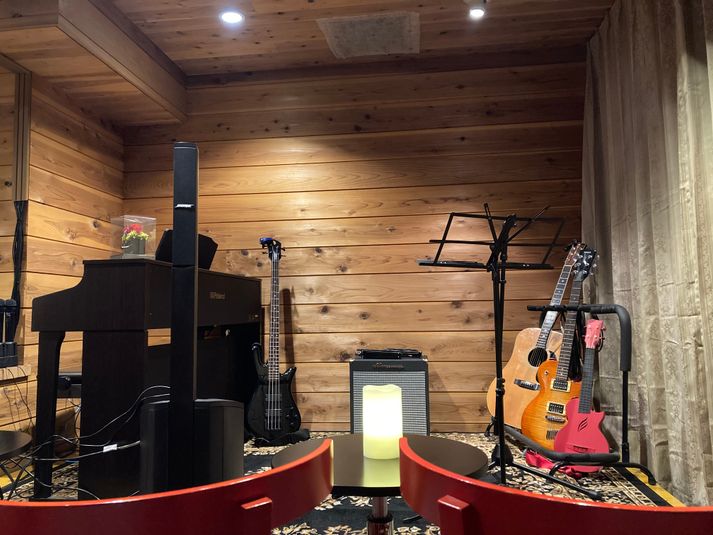 ステージの様子。ピアノ位置動かせます！ - Singer's Studio 京王線上北沢駅！持ち込み、パーティー、カラオケ、楽器OK♪の室内の写真