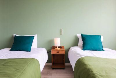 ※実際の部屋はシングルベッドが3つございます。 - リアリティ博多Ⅱ		 リアリティ博多Ⅱ	602の室内の写真