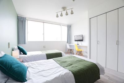 ※実際の部屋はシングルベッドが3つございます。 - リアリティ博多Ⅱ		 リアリティ博多Ⅱ	602の室内の写真