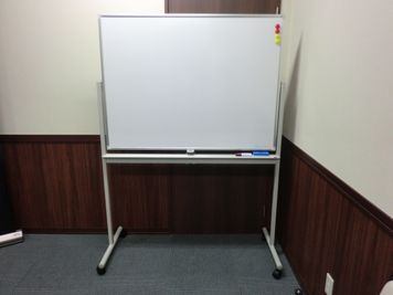 【PARM-CITY131貸会議室　Room5D】両面使用可能ホワイトボード２枚あり｜ - PARM-CITY131貸会議室 仙台｜PARM-CITY131貸会議室　Room5D｜最大8名の設備の写真