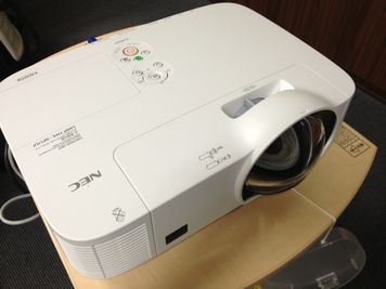 【PARM-CITY131貸会議室　Room5D】プロジェクター・HDMIコード付き（アナログケーブル有）｜スクリーンとの距離は1ｍ程度の短焦点投影｜ - PARM-CITY131貸会議室 仙台｜PARM-CITY131貸会議室　Room5D｜最大8名の設備の写真