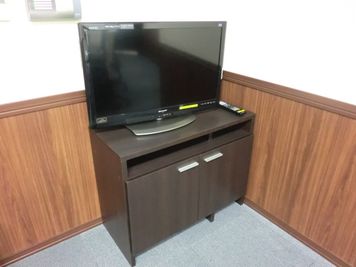 【PARM-CITY131貸会議室　Room5D】DVDプレーヤー内蔵のTVがございます｜ - PARM-CITY131貸会議室 仙台｜PARM-CITY131貸会議室　Room5D｜最大8名の設備の写真