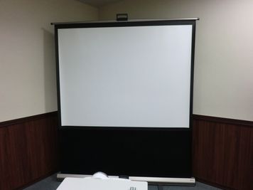 【PARM-CITY131貸会議室　Room5D】プロジェクター用スクリーン｜ - PARM-CITY131貸会議室 仙台｜PARM-CITY131貸会議室　Room5D｜最大8名の設備の写真