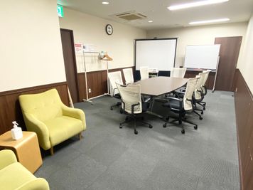 【PARM-CITY131貸会議室　Room5D】一人掛けソファもございます｜ランチやリラックスタイムに｜ - PARM-CITY131貸会議室 仙台｜PARM-CITY131貸会議室　Room5D｜最大8名の室内の写真