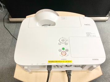 【PARM-CITY131貸会議室　Room5D】プロジェクター・HDMIコード付き（アナログケーブル有）｜スクリーンとの距離は1ｍ程度の短焦点投影｜ - PARM-CITY131貸会議室 仙台｜PARM-CITY131貸会議室　Room5D｜最大8名の設備の写真