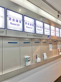【PARM-CITY131貸会議室　Room5D】ビル1階共用廊下にある掲示板｜ご利用当日はA4サイズ掲示物をご持参ください｜ - PARM-CITY131貸会議室 仙台｜PARM-CITY131貸会議室　Room5D｜最大8名の設備の写真