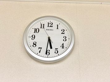 【PARM-CITY131貸会議室　Room5D】壁掛時計｜ - PARM-CITY131貸会議室 仙台｜PARM-CITY131貸会議室　Room5D｜最大8名の設備の写真