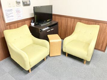 【PARM-CITY131貸会議室　Room5D】一人掛けソファ×2｜コーヒータイムなどに｜ - PARM-CITY131貸会議室 仙台｜PARM-CITY131貸会議室　Room5D｜最大8名の設備の写真