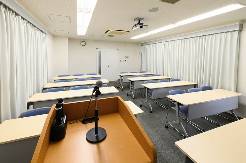 Room 8B - ワイム貸会議室神田　ご予約は00分～00分でお願いいたします