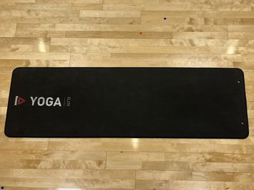 ReebokのYOGAマット×23枚(縦610mm×横1860mm) - ゴールドジム千葉ニュータウン ゴールドジムレンタルスタジオの設備の写真