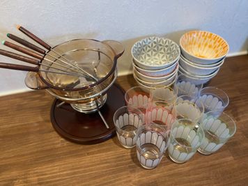 食事の持ち込みも可能です！
ご用意している食器もご利用いただけます🍽 - アンティークス名古屋港 レンタルスタジオ/撮影スペースの室内の写真