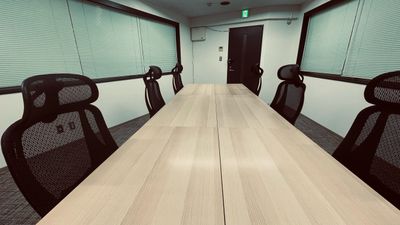 中央に机を集めたミーティングモードのセッティングです。補助椅子4脚をを使い10名までの打合せ可能 - アオトネスト4階コワーキング利用（1名様利用料金） アオトネスト３階 (フロア貸し）の室内の写真