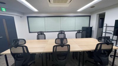 会議室モードのセッティングです。 - アオトネスト4階コワーキング利用（1名様利用料金） アオトネスト３階 (フロア貸し）の室内の写真