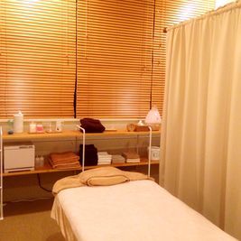 施術室/カーテンでの仕切りのため、声のボリュームは調整願います。 - Salon de CoCo. レンタルサロン　仙台の室内の写真