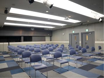 最大100名までの収容が可能！
(写真は間を空けて48席） - 佐田ドリームホール 多目的スペース ドリームホールの設備の写真