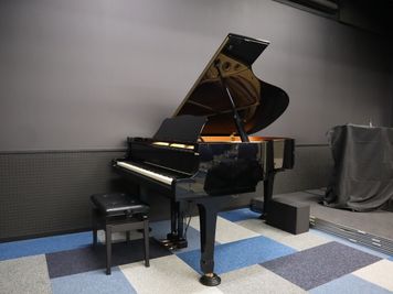 グランドピアノ（1,000円／日） - 佐田ドリームホール 多目的スペース ドリームホールの設備の写真