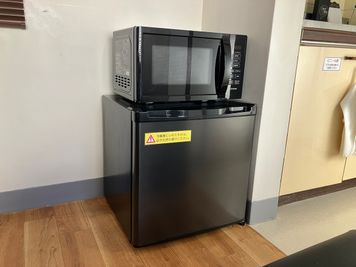 冷蔵庫と電子レンジもご自由にお使いください - みんなの秘密基地『レイズ（Rays）』 大宮レンタルスペース『レイズ（Rays）』の設備の写真