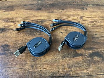 充電ケーブル２ケ（typeB・typeC・Lightningが接続可） - みんなの秘密基地『レイズ（Rays）』 大宮レンタルスペース『レイズ（Rays）』の設備の写真