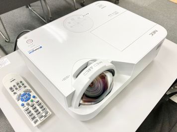 【PARM-CITY131貸会議室　Room5A】プロジェクター・HDMIケーブル付き｜スクリーンとの距離は1m程度の短焦点投影｜ - PARM-CITY131貸会議室 仙台｜PARM-CITY131貸会議室　Room5A｜最大49名の設備の写真
