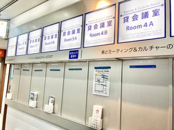 【PARM-CITY131貸会議室　Room5A】ビル1階共用廊下にある看板下が掲示板になっております｜ご利用当日はA4サイズ掲示物をご持参ください｜ - PARM-CITY131貸会議室 仙台｜PARM-CITY131貸会議室　Room5A｜最大49名の設備の写真