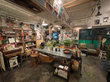 家具の配置は変えられるのでご相談ください - カフェ　Under the Mat（アンダーザマット） 撮影に最適　カフェスペース　各種サービス・設備ありの室内の写真