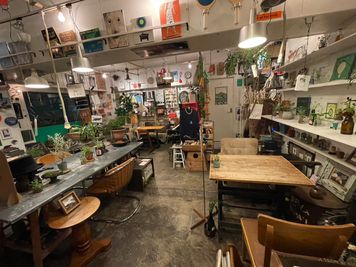 家具の配置は変えられるのでご相談ください - カフェ　Under the Mat（アンダーザマット） 撮影に最適　カフェスペース　各種サービス・設備ありの室内の写真
